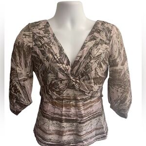 🖤Beautiful BCBG Maxazria size XS silk blouse with back zip and tie. GORGEOUS